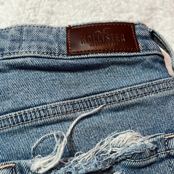 Hollister ripped curvy high rise mom jeans - Picture 5 of 5